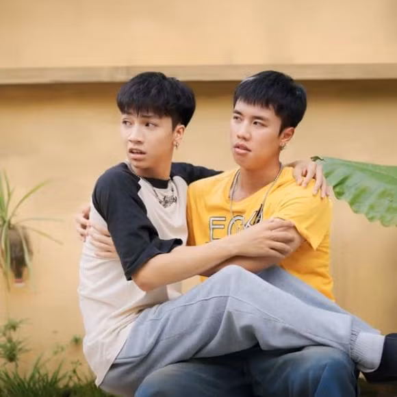 Ngoài những tuyến nhân vật chính, thì diễn viên đóng vai phụ trong " Đi giữa trời rực rỡ" cũng nhận được nhiều sự quan tâm. Trong đó phải kể đến Tả - bạn thân của Chải. Tả lớn lên cùng Chải và cũng là người đồng hành cùng khi xuống Hà Nội.