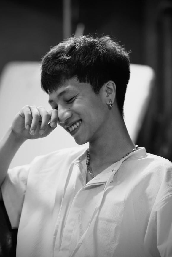 Việt Pháp có gu ăn mặc trẻ trung và hiện đang công tác tại Nhà hát Tuổi trẻ Việt Nam.