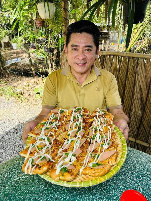 ##b###Diễn viên Huỳnh Anh Tuấn thường chia sẻ cuộc sống bình dị ở miền Tây và gây sốt với các clip nấu ăn thu hút hàng chục triệu lượt xem trên trang cá nhân.