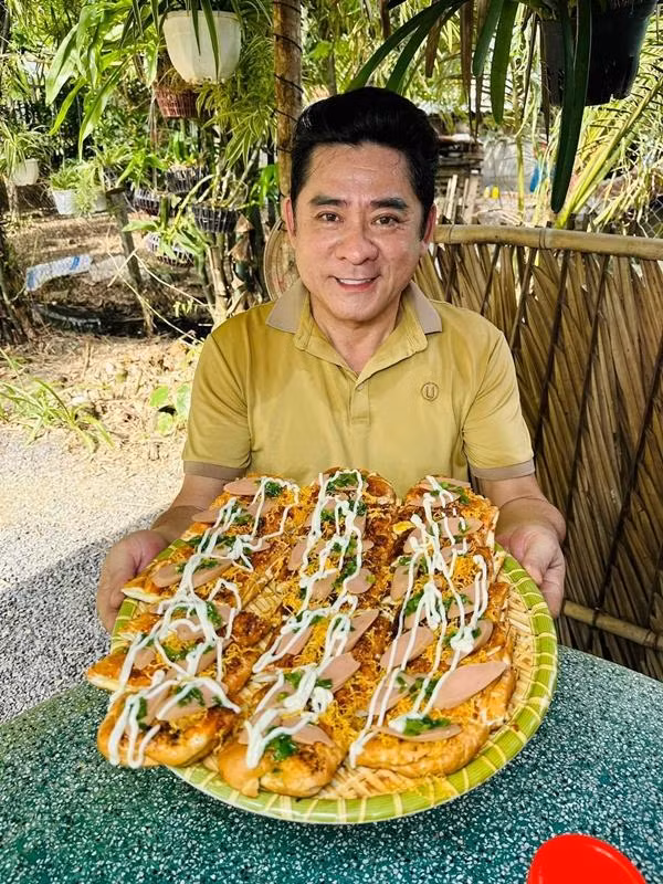  Diễn viên Huỳnh Anh Tuấn thường chia sẻ cuộc sống bình dị ở miền Tây và gây sốt với các clip nấu ăn thu hút hàng chục triệu lượt xem trên trang cá nhân.