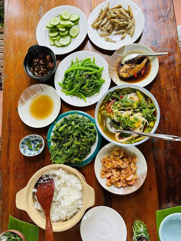 uỳnh Anh Tuấn kỹ lưỡng chọn nguyên liệu tươi ngon và chia sẻ nhiều bí kíp nấu ăn miền Tây với các món như: cơm cháy kho quẹt, canh chua, cá kho, tôm rim, giò heo kho, gỏi gà lá ổi, vịt khìa nước dừa...