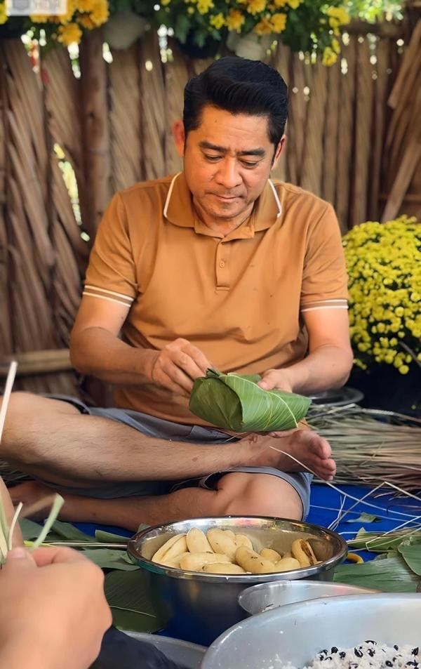 hia sẻ với truyền thông, Huỳnh Anh Tuấn khẳng định tất cả món ăn đều do anh tự tay chế biến, không 'diễn'. Anh từng kinh doanh nhà hàng nên rất am hiểu về nấu ăn.