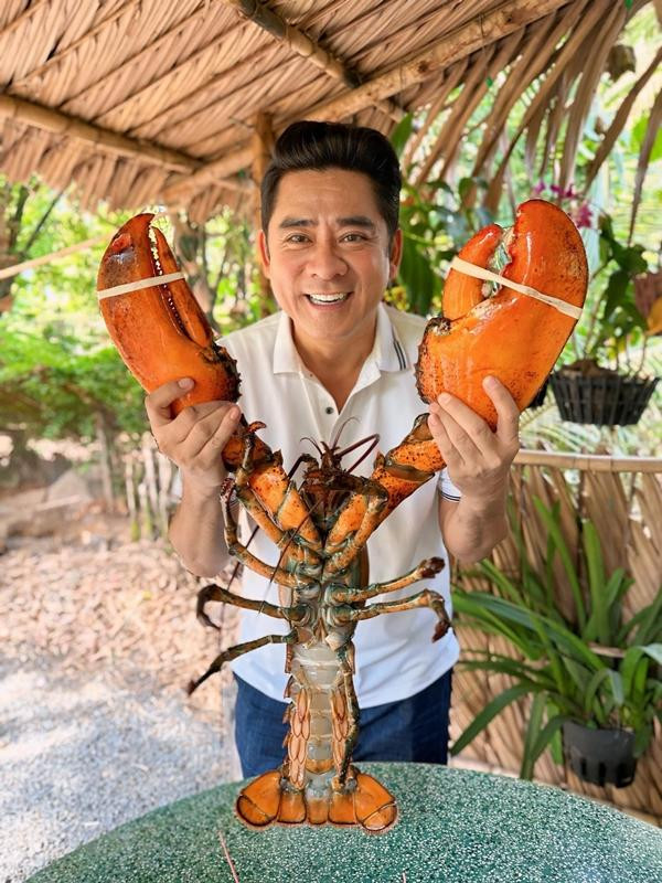 rong các clip nấu ăn, Huỳnh Anh Tuấn gây ấn tượng với phong thái khiêm nhường, thư thái và chất giọng trầm ấm, đôi khi gợi nhớ ký ức tuổi thơ qua ẩm thực thôn quê.