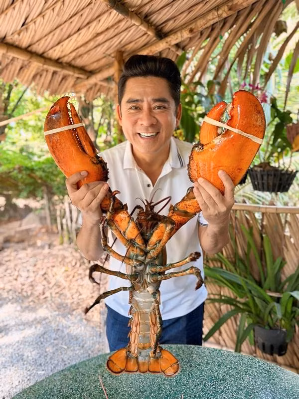 Trong các clip nấu ăn, Huỳnh Anh Tuấn gây ấn tượng với phong thái khiêm nhường, thư thái và chất giọng trầm ấm, đôi khi gợi nhớ ký ức tuổi thơ qua ẩm thực thôn quê.