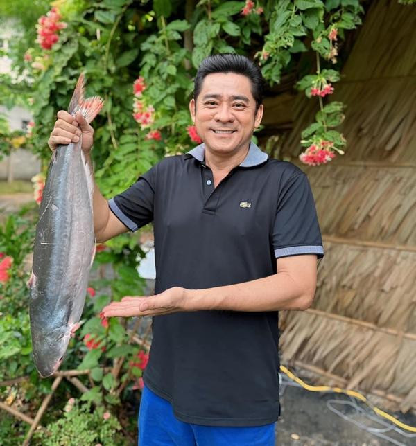 am nghệ sĩ dựng chòi lá đơn sơ, dùng dụng cụ bếp giản dị để chế biến món ăn dân dã miền quê, thu hút lượt xem lớn trên mạng xã hội.