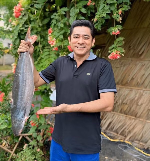 Nam nghệ sĩ dựng chòi lá đơn sơ, dùng dụng cụ bếp giản dị để chế biến món ăn dân dã miền quê, thu hút lượt xem lớn trên mạng xã hội.