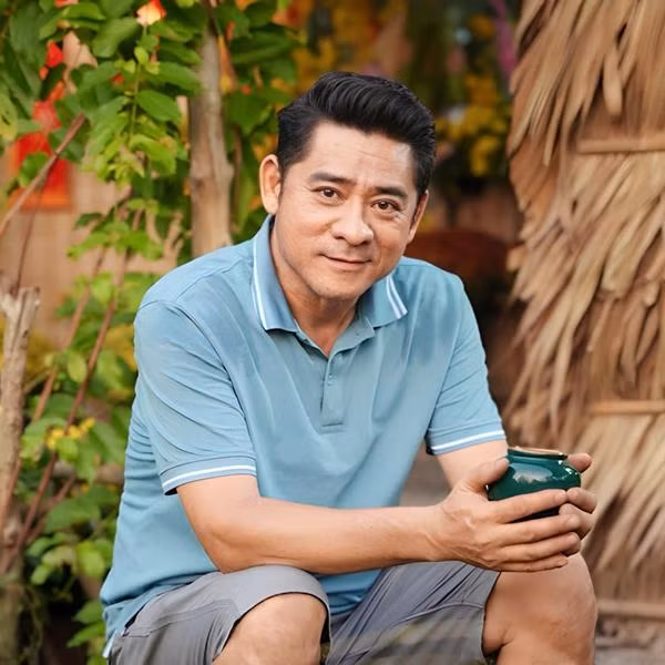 Huỳnh Anh Tuấn sinh năm 1968, nổi tiếng trên màn ảnh thập niên 1990 cùng thời với Lý Hùng, Lê Tuấn Anh... Anh tham gia nhiều phim nổi bật như 'Những đứa con thành phố', 'Hương phù sa', 'Công tử Bạc Liêu', 'Nữ trinh sát đặc nhiệm', 'Biển động'. Dù thoải mái chia sẻ về sở thích, anh khá kín tiếng về đời tư.