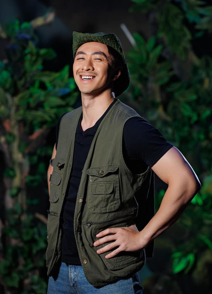 rương Hoàng sinh năm 1993 là gương mặt quen thuộc với khán giả yêu phim truyền hình Việt. Nam diễn viên phim Độc đạo hiện công tác tại Nhà hát Kịch Hà Nội. Ngoài công việc chính ở sân khấu, Trương Hoàng là nam diễn viên chuyên đóng vai phản diện trong phim giờ vàng.