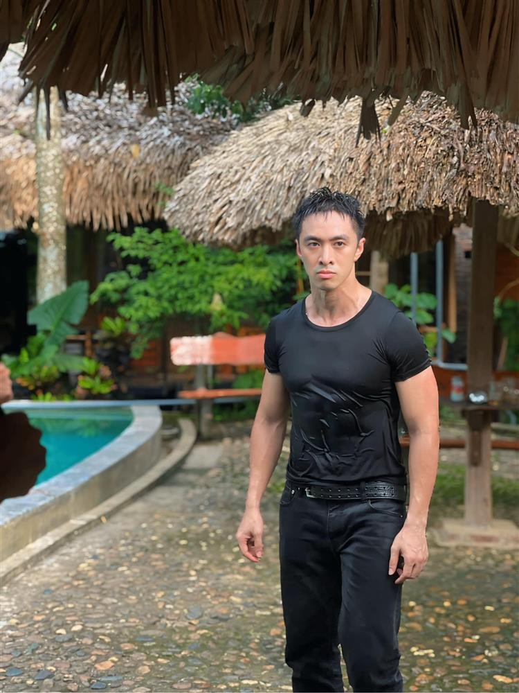 iện tại, Trương Hoàng vào vai cảnh sát ngầm trong bộ phim đang gây sốt giờ vàng VTV "Độc đạo". Trong phim, Hoàng vào vai Nghĩa - cảnh sát ngầm có mật danh K3 - người nằm vùng trong nhóm của tên trùm ma túy Dương "cơ bắp" (NSƯT Hồ Phong).