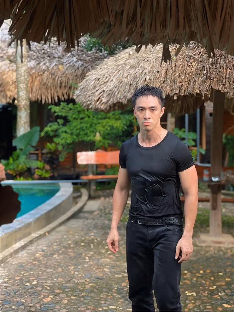 Hiện tại, Trương Hoàng vào vai cảnh sát ngầm trong bộ phim đang gây sốt giờ vàng VTV "Độc đạo". Trong phim, Hoàng vào vai Nghĩa - cảnh sát ngầm có mật danh K3 - người nằm vùng trong nhóm của tên trùm ma túy Dương "cơ bắp" (NSƯT Hồ Phong).