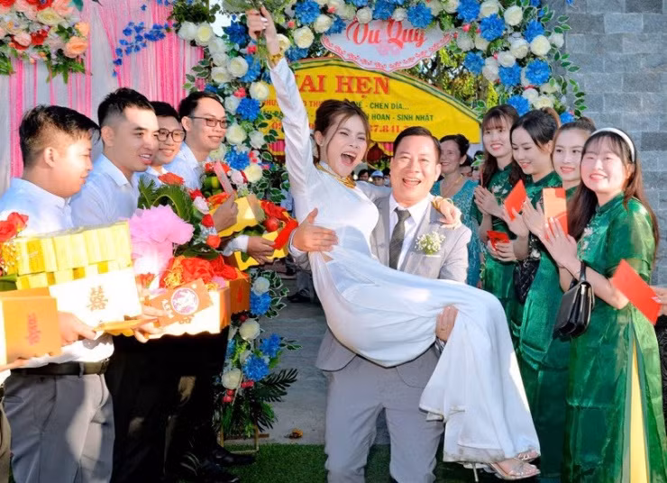 Co gai lay chong hon 13 tuoi, cu gian la goi bang chu