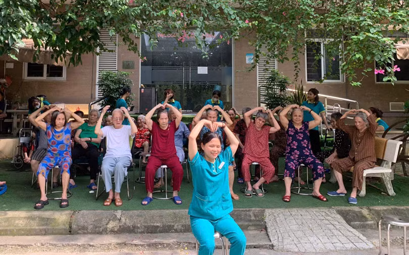 Gap nhau o vien duong lao, 2 cu ba than nhu chi em ruot