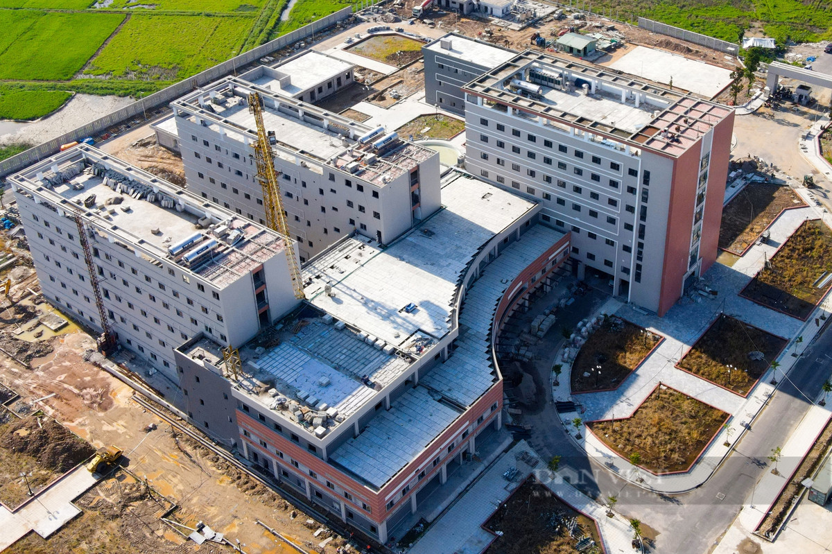 Phía Bắc của dự án Bệnh viện Phụ sản Trung ương cơ sở 2 giáp dải cây xanh cách ly Đại lộ Thăng Long; phía Nam giáp khu đất quy hoạch trung tâm y tế; phía Đông giáp dự án Bệnh viện Nhi Trung ương cơ sở 2; phía Tây giáp tuyến đường 24m và khu đất quy hoạch cây xanh đô thị.