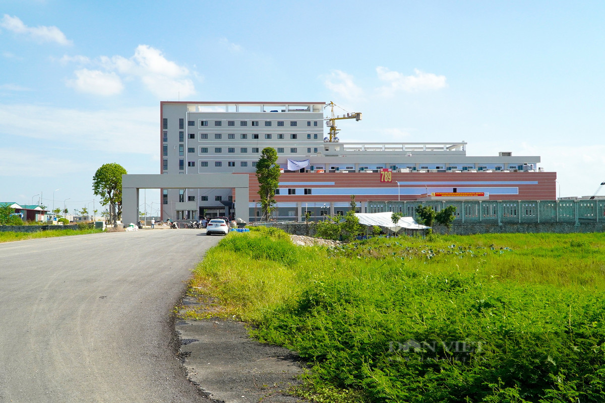 "Từ khi biết thông tin trên địa bàn xã được nhà nước đầu tư xây dựng một bệnh viện tầm cỡ trung ương, bản thân tôi cũng như những người dân khác trên địa bàn cảm thấy rất vui mừng. Vui vì không bao giờ nghĩ ở một xã ngoại thành Hà Nội lại được nhà nước quan tâm, đầu tư xây dựng một bệnh viện lớn như vậy, mừng vì sau khi bệnh viện đi vào hoạt động, người dân địa phương cũng như các vùng lân cận sẽ được hưởng những tiện ích khám chữa bệnh mà trước kia toàn phải đi vào nội thành Hà Nội mới có được", ông Trần Trí (Quốc Oai) phấn khởi nói.