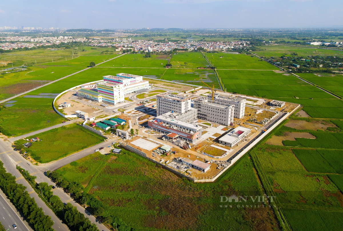 Hình ảnh hai dự ánh Bệnh viện Phụ sản Trung ương 2 và Bệnh viện Nhi Trung ương 2 đang được hoàn thiện. Hai bệnh viện này được xây dựng trên cả một cánh đồng rộng lớn, xung quanh người dân địa phương vẫn cấy lúa. Giao thông kết nối với hai bệnh viện này rất thuận lợi khi nằm cạnh Đại lộ Thăng Long, điểm kết nối giữa các huyện phía Tây thành phố và các tỉnh như Hòa Bình, Phú Thọ.