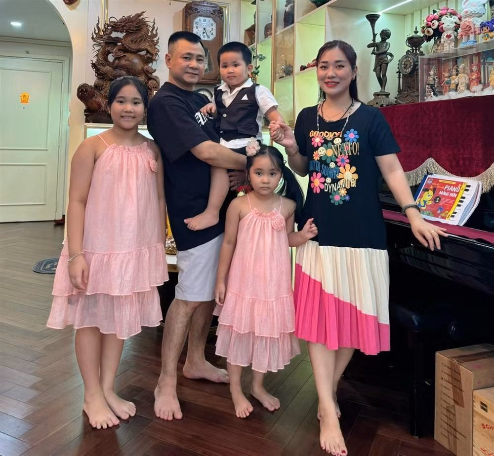 NSND Tu Long tuoi 51 hanh phuc ben vo tre va cac con-Hinh-3