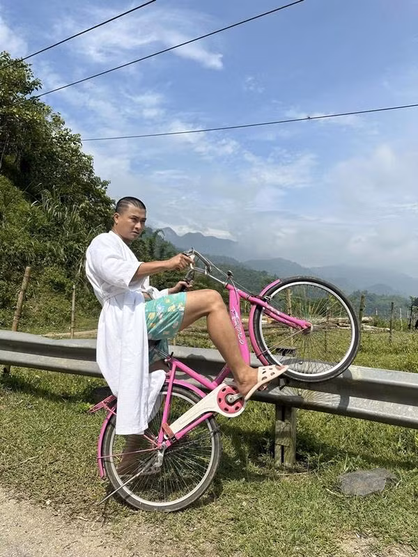 Doãn Quốc Đam chia sẻ, cách đây vài năm anh đã được tiếp cận với kịch bản phim "Độc đạo" và ban đầu được nhắm vào vai Khương của Duy Hưng.