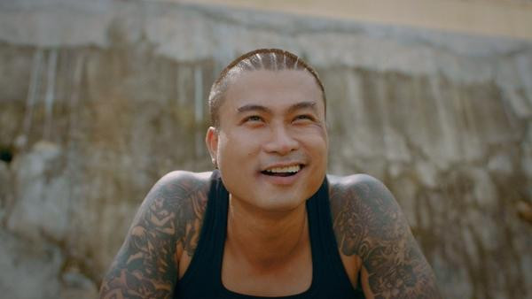 uy Hưng vào vai Khương, con trai duy nhất của Lê Toàn, từng là đứa trẻ chậm phát triển. Lớn lên Khương sống hoang dã, thích thể hiện, trẻ con, tư duy đơn giản nhưng có nghĩa tình, có kết nối đặc biệt với Hồng.