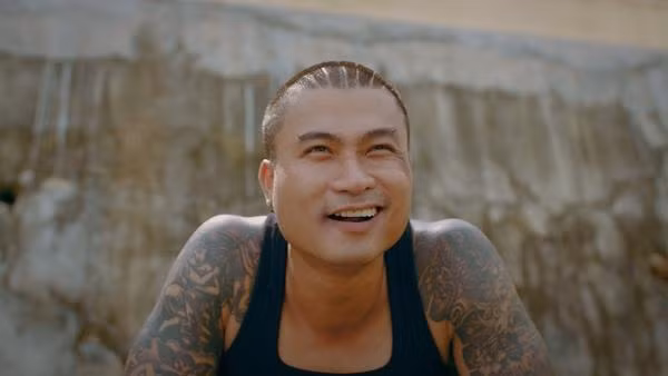 Duy Hưng vào vai Khương, con trai duy nhất của Lê Toàn, từng là đứa trẻ chậm phát triển. Lớn lên Khương sống hoang dã, thích thể hiện, trẻ con, tư duy đơn giản nhưng có nghĩa tình, có kết nối đặc biệt với Hồng.