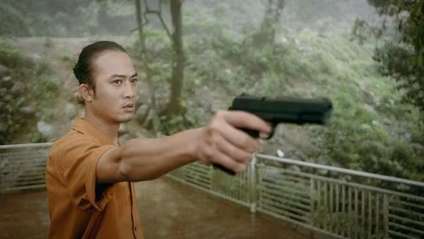 Doãn Quốc Đam đã chuẩn bị tăng cân để vào vai này nhưng sau đó dự án bị hoãn lại. Khi "Độc đạo" khởi quay, Doãn Quốc Đam không còn phù hợp với vai Khương do chênh lệch tuổi tác với nhân vật khá xa. Tuy nhiên, vai diễn được giao cho Duy Hưng - người em thân thiết của Doãn Quốc Đam.