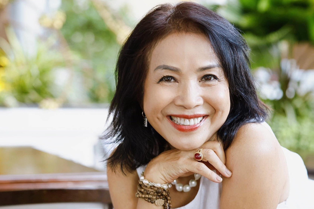 Hình ảnh bà Năm trong Bà già đi bụi khác hoàn toàn nghệ sĩ Minh Trang ngoài đời. Chị cũng tiết lộ để vào vai bà Năm chị phải hóa trang già nua đi.