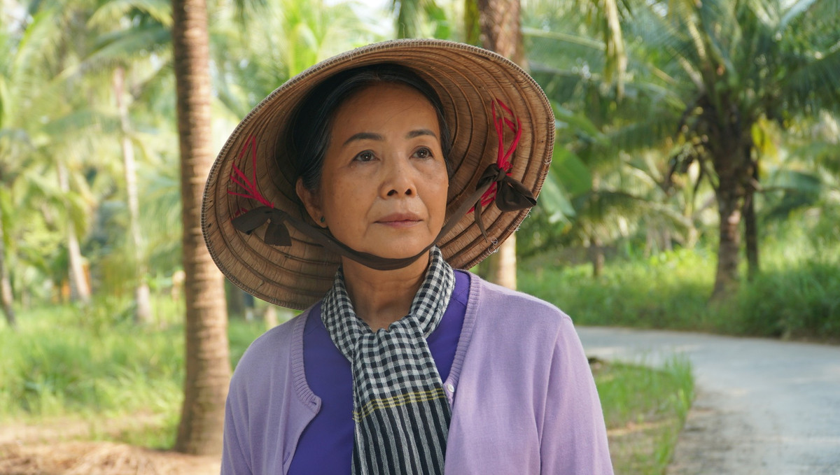 Đảm nhận nhân vật người mẹ tần tảo, hết lòng vì con cháu là NSƯT Minh Trang. Bà già đi bụi xoay quanh bà Năm trên hành trình thực hiện ước mơ tuổi xế chiều. Bà cho rằng khi đã hoàn thành nhiệm vụ nuôi dạy, chăm sóc con cháu nên người, bà sẽ có cuộc sống như mình mong muốn. Tuy nhiên, không ai hiểu, thông cảm cho những mong ước đó của bà.