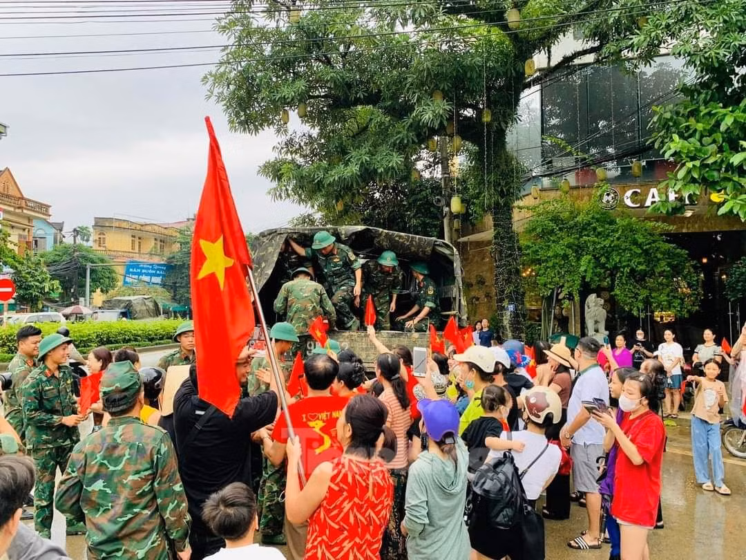 Sáng 22/9, dù trời đổ mưa, hàng nghìn người dân phường Hồng Hà đã đứng bên đường Trần Hưng Đạo để chào tạm biệt cán bộ, chiến sĩ của Sư đoàn 316, Sư đoàn 355, Lữ đoàn 168, Lữ đoàn 297, Lữ đoàn 604, Quân khu 2 trở về đơn vị, sau nhiều ngày dầm mình trong bùn đất, hỗ trợ nhân dân khắc phục hậu quả cơn bão số 3.