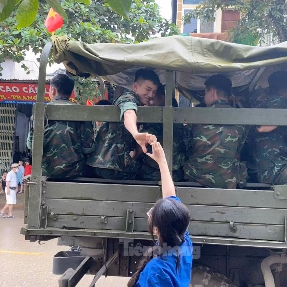 Đoàn viên thanh niên Yên Bái thể hiện tình cảm với các cán bộ, chiến sĩ.