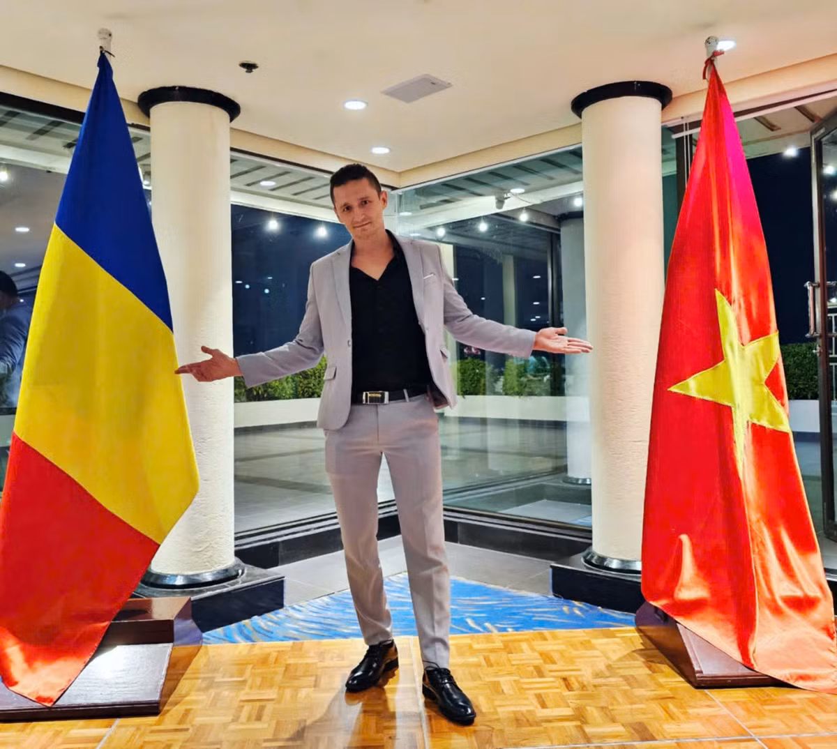 Chang Tay lam re Ha Noi, noi tieng Viet nhu gio gay bat ngo