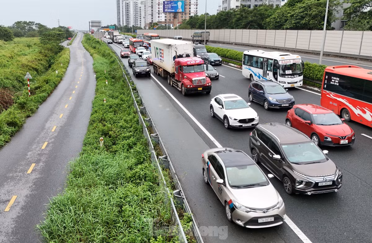 Ùn tắc hàng km khiến một số phương tiện đi vào làn dừng khẩn cấp bất chấp quy định cấm.