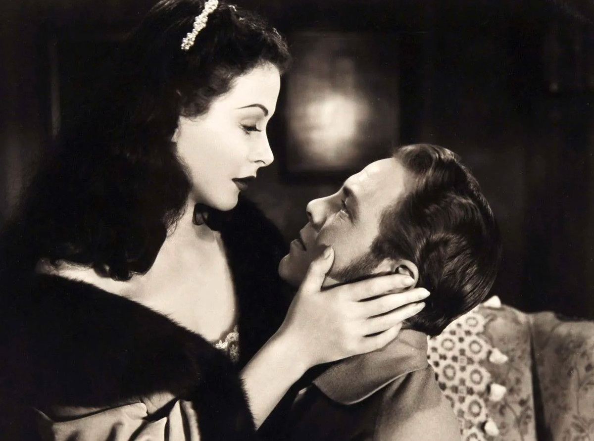 Dù bộ phim bị cấm chiếu tại Mỹ, Lamarr "lọt vào mắt xanh" các nhà sản xuất phim ở Hollywood. Bà ký hợp đồng với hãng MGM và chuyển tới Mỹ, đổi tên thành Hedy Lamarr. Bà đóng vai chính trong nhiều bộ phim trong suốt những năm 1940, bao gồm "Algiers" (1938), "Ziegfeld Girl" (1941) và "Samson and Delilah" (1949). (Ảnh: IG)