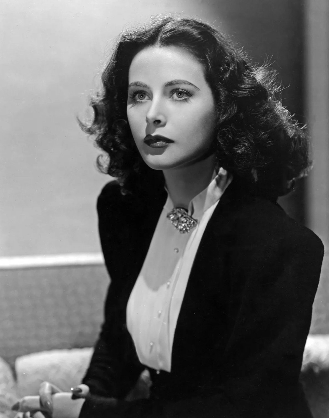 Dù có nhan sắc nổi trội, Hedy Lamarr không thích các buổi tiệc tùng và giao du với giới Hollywood. Bà dành thời gian để mày mò, xây dựng và thử nghiệm trong nhà xưởng. (Ảnh: IG)