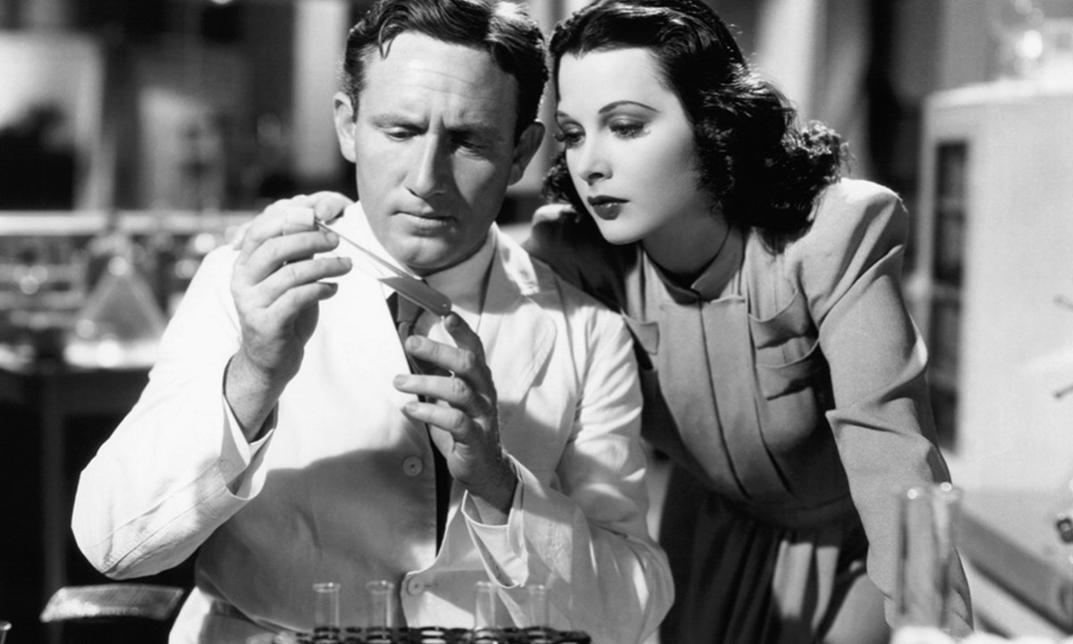 Thành tựu quan trọng nhất và ảnh hưởng sâu rộng nhất của Lamarr là phương pháp chuyển đổi tần số - tiền thân của các phương thức liên lạc hiện đại như Bluetooth, Wi-Fi và GPS. Theo đó, trong chiến tranh thế giới thứ hai, bà nhận thấy ngư lôi điều khiển bằng sóng vô tuyến rất dễ bị gây nhiễu. Cũng bởi vậy, bà nảy ra ý tưởng về hệ thống nhảy tần có khả năng thay đổi tín hiệu sóng vô tuyến truyền đến ngư lôi, nhờ đó tránh bị gây nhiễu và theo dõi. (Ảnh: IG)