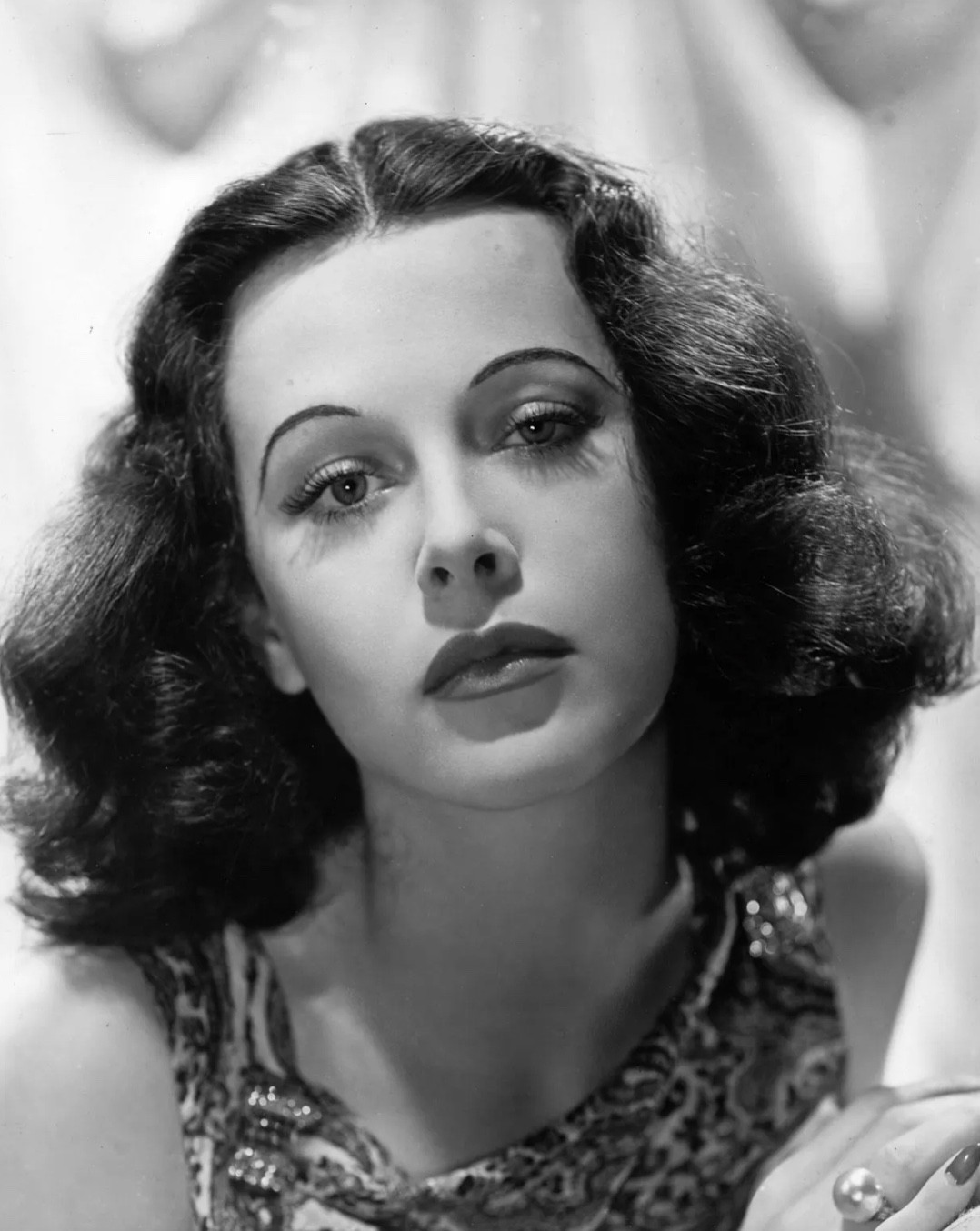 Hedy Lamarr tên thật là Hedwig Eva Maria Kiesler, sinh năm 1914 tại thủ đô Vienna, Áo. Bà là con gái trong một gia đình gốc Do Thái, cha là giám đốc ngân hàng thành đạt. Ở tuổi 17, Lamarr đã xuất hiện trong bộ phim đầu tiên "Geld auf der Strasse". Sau đó, bà tiếp tục học diễn xuất tại Trường Sân khấu Max Reinhardt ở Berlin (Đức). (Ảnh: IG)
