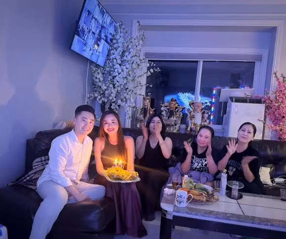 Diem Huong duoc chong to chuc sinh nhat, nhin chiec banh ai cung cuoi