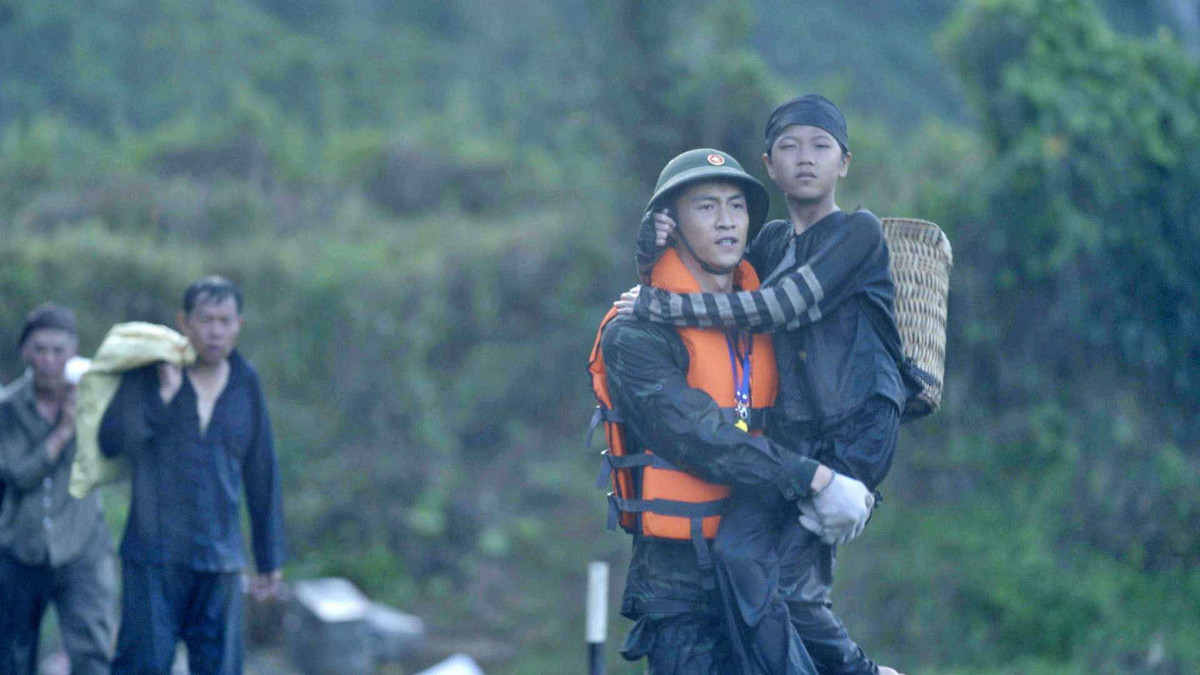 Xuc dong canh bo doi giup dan tranh bao trong phim gio vang VTV-Hinh-4