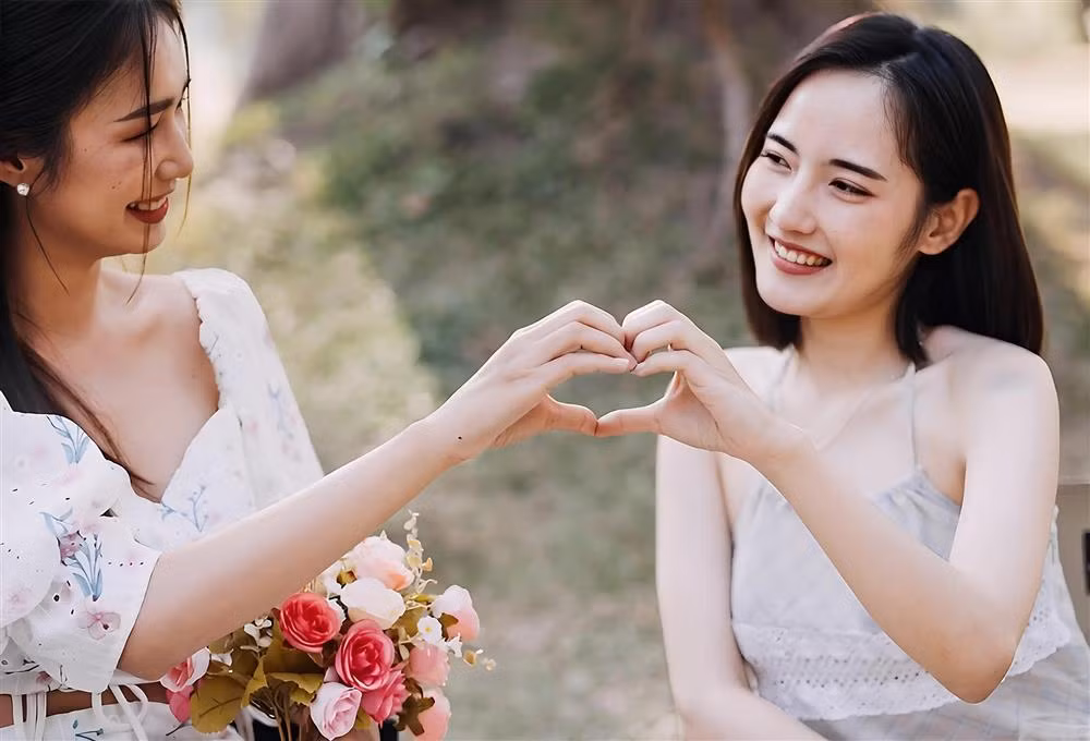 Hut hang khi boc phong bi mung cuoi cua ban than