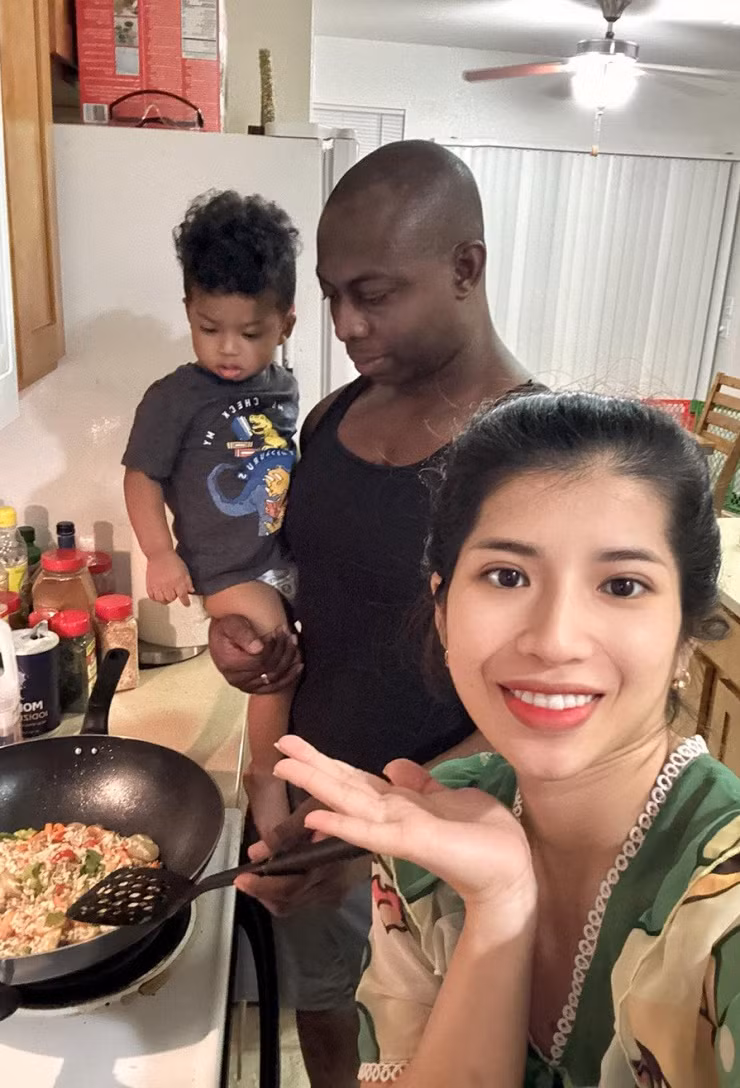 Chang trai My ra mat nha ban gai duoc moi an trung vit lon-Hinh-4