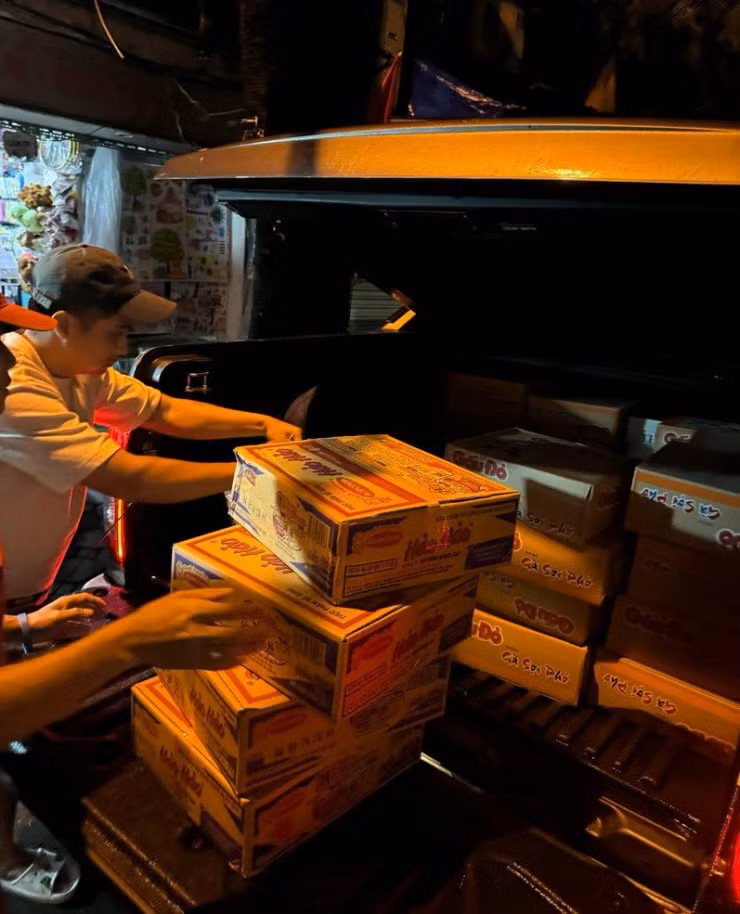 Vo chong lai xe xuyen dem mang do cuu tro dan vung bao lu-Hinh-4