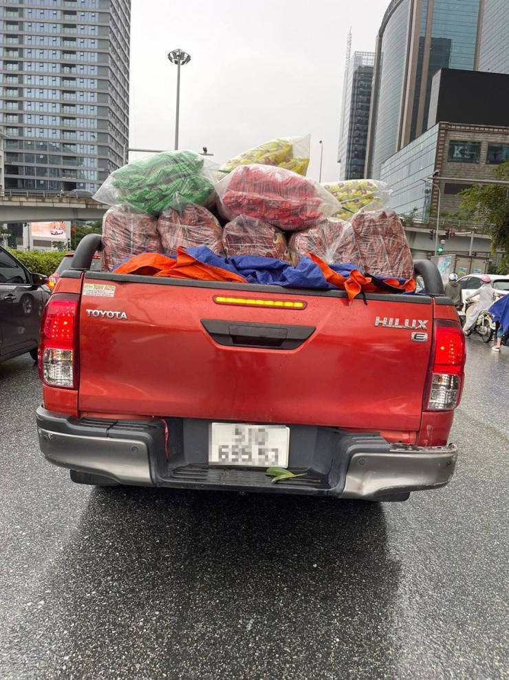 Vợ chồng lái xe xuyên đêm mang đồ cứu trợ dân vùng bão lũ - Hình 9 Vo chong lai xe xuyen dem mang do cuu tro dan vung bao lu-Hinh-9