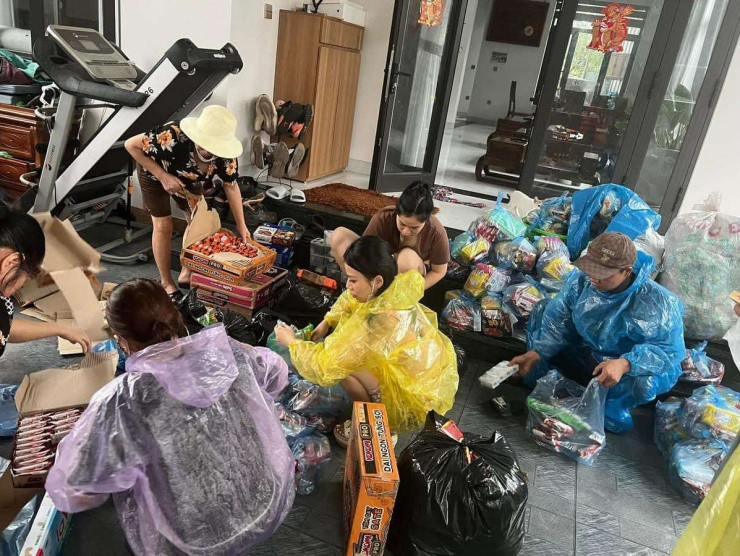 Vợ chồng lái xe xuyên đêm mang đồ cứu trợ dân vùng bão lũ - Hình 14 Vo chong lai xe xuyen dem mang do cuu tro dan vung bao lu-Hinh-14