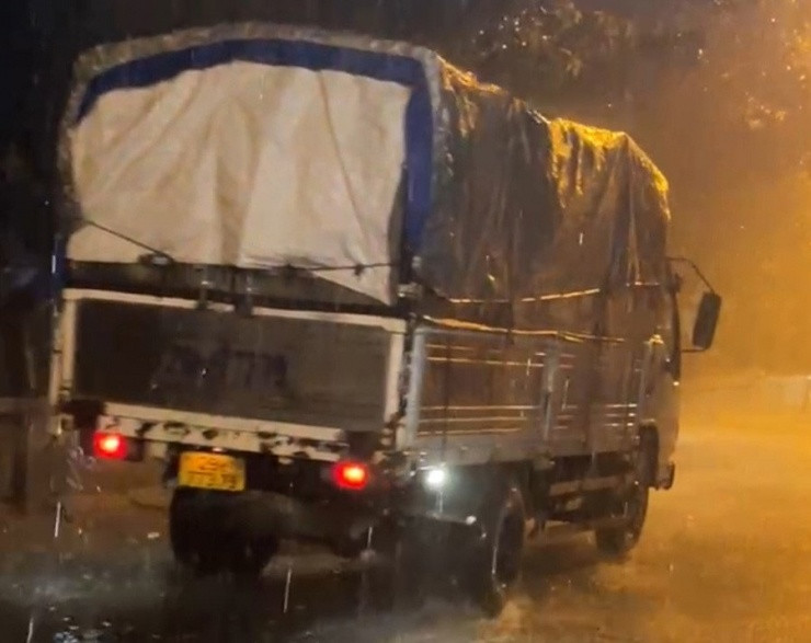 Vợ chồng lái xe xuyên đêm mang đồ cứu trợ dân vùng bão lũ - Hình 11 Vo chong lai xe xuyen dem mang do cuu tro dan vung bao lu-Hinh-11
