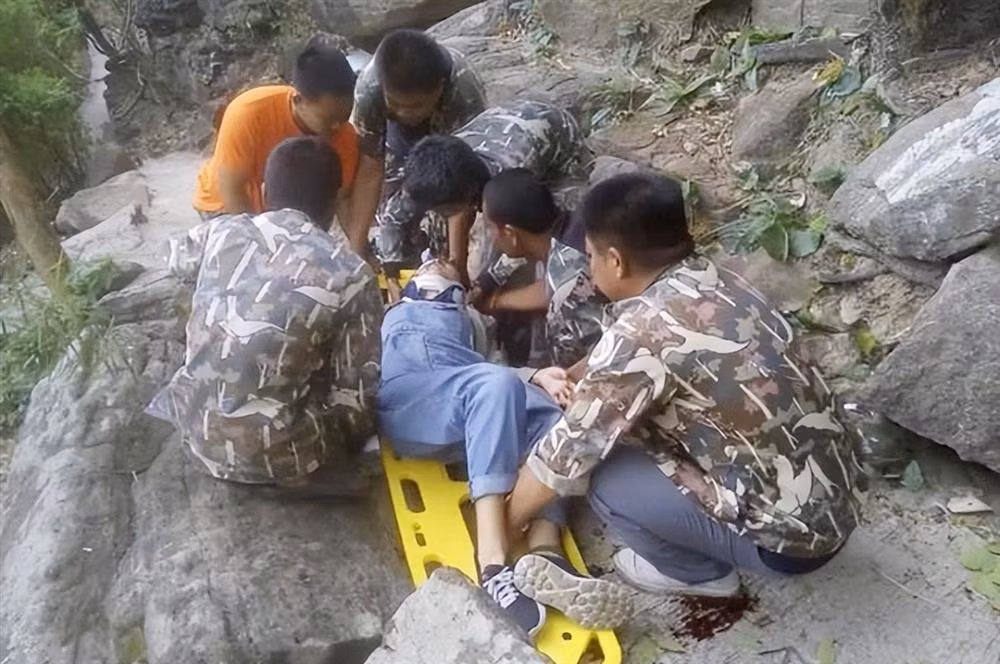 Nguoi phu nu hoi sinh sau 5 nam bi chong day xuong vach da