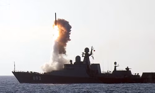 Tàu hộ vệ Dagestan phóng tên lửa Kalibr-NK.