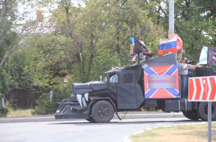 Góc chụp khác chiếc xe thiết giáp tự chế được “độ” từ một chiếc xe vận tải bánh lốp.