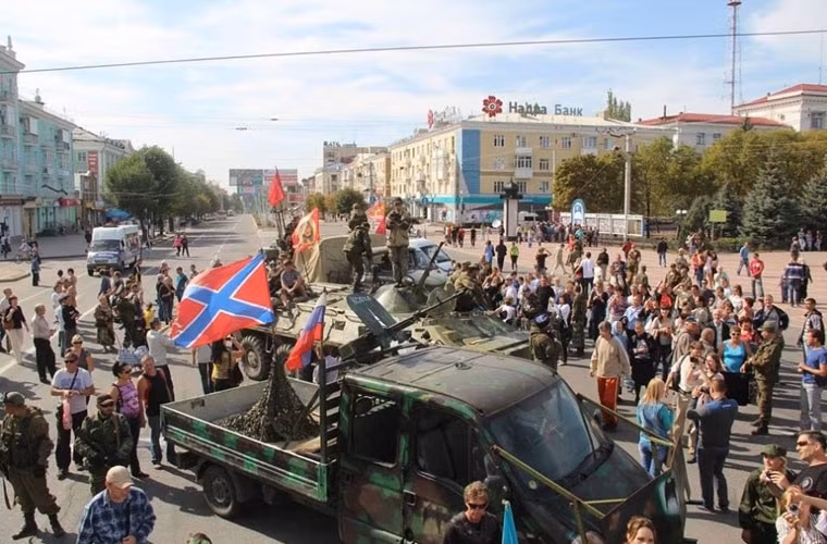 Rất đông người dân Lugansk bu lại săm soi những phương tiện cơ giới của lực lượng dân quân.