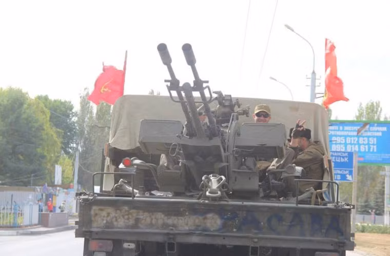 Bệ pháo phòng không 2 nòng ZU-23-2 đặt sau thùng xe tải.