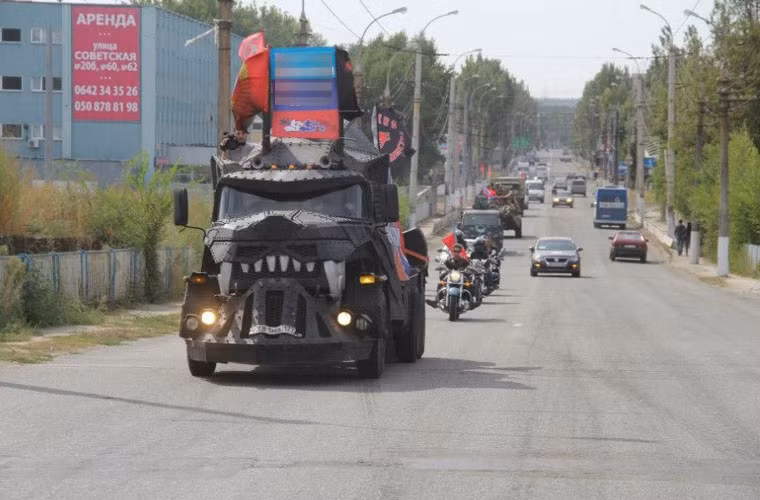 Đầu chiếc xe rất hầm hố khi được “chế tạo” thành mồm đầy răng sắc nhọn của một con thú.