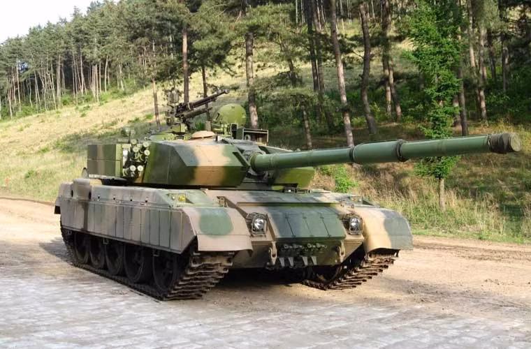 Tuần qua, các trang mạng Trung Quốc hé lộ hình ảnh mẫu xe tăng Type 59 mới được định danh là Super 59 – biến thể cuối cùng của dòng tăng sao chép T-54. Có thể thấy rõ, Super 59 trang bị kiểu giáp phản ứng nổ bố trí khá giống Type 99, trang bị pháo 125mm, bố trí thêm các ống phóng lựu đạn khói.