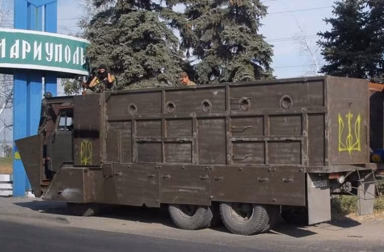 Quân đội Ukraine vốn dĩ sở hữu số lượng lớn xe thiết giáp chở quân, tuy nhiên không hiểu vì lý do gì mà họ lại phải “độ” các loại xe vận tải dân sự mang thêm tấm thép chống đạn phục vụ cho chiến dịch quân sự ở miền đông.